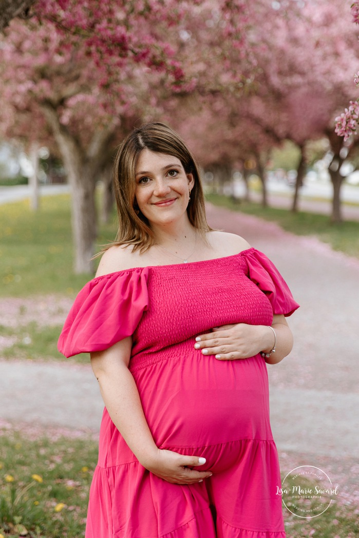 Blossom maternity photos. Apple blossom maternity photos. Photographe à Longueuil. Photos de maternité sur la Rive-Sud. Parc linéaire Desaulniers Longueuil. Longueuil photographer. South Shore maternity photos.