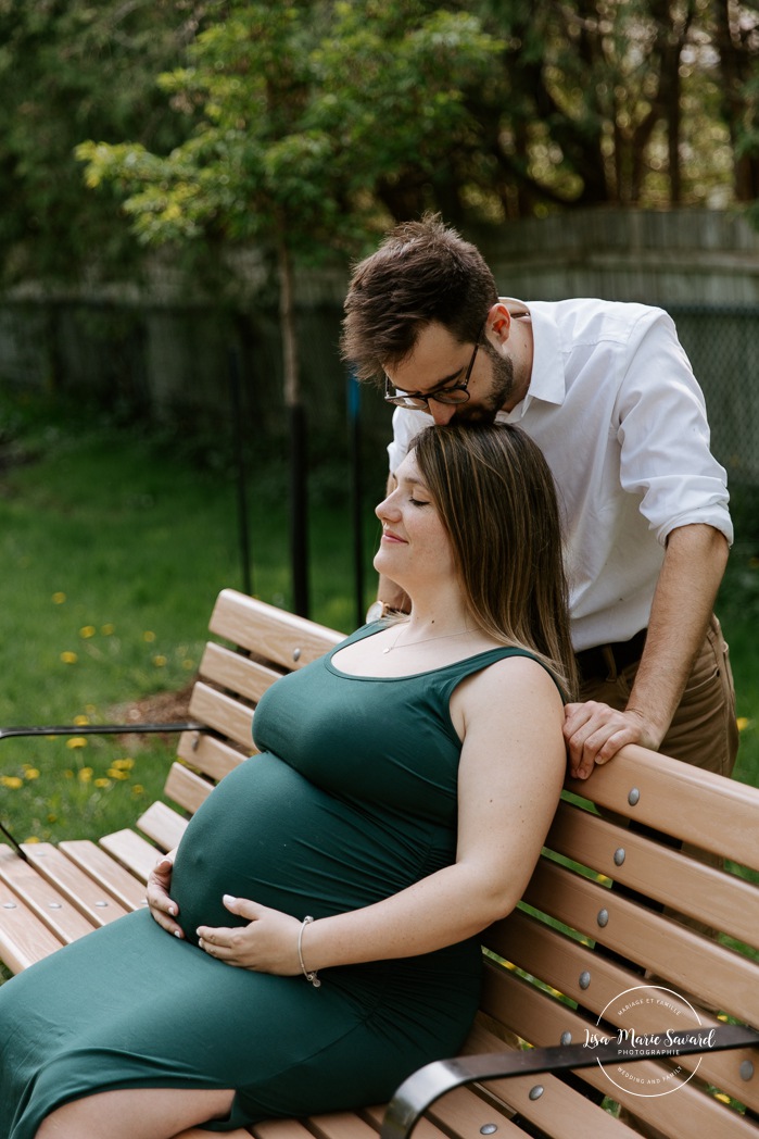 Urban maternity photo. Maternity photos around the neighbourhood. Photographe à Longueuil. Photos de maternité sur la Rive-Sud. Rue Jean-Béliveau Longueuil. Longueuil photographer. South Shore maternity photos.