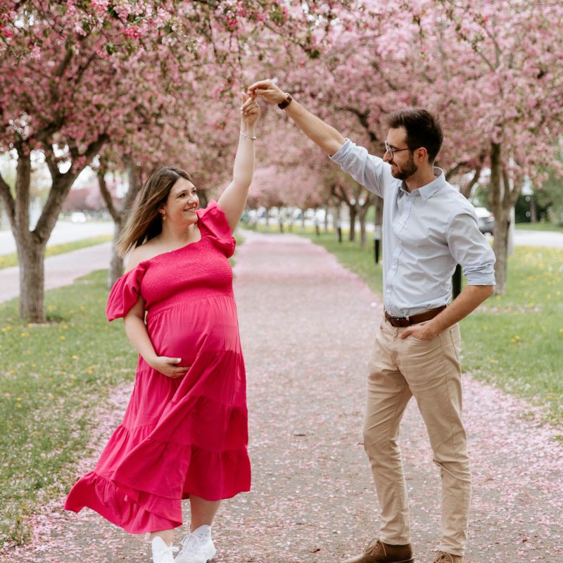 Blossom maternity photos. Apple blossom maternity photos. Photographe à Longueuil. Photos de maternité sur la Rive-Sud. Parc linéaire Desaulniers Longueuil. Longueuil photographer. South Shore maternity photos.