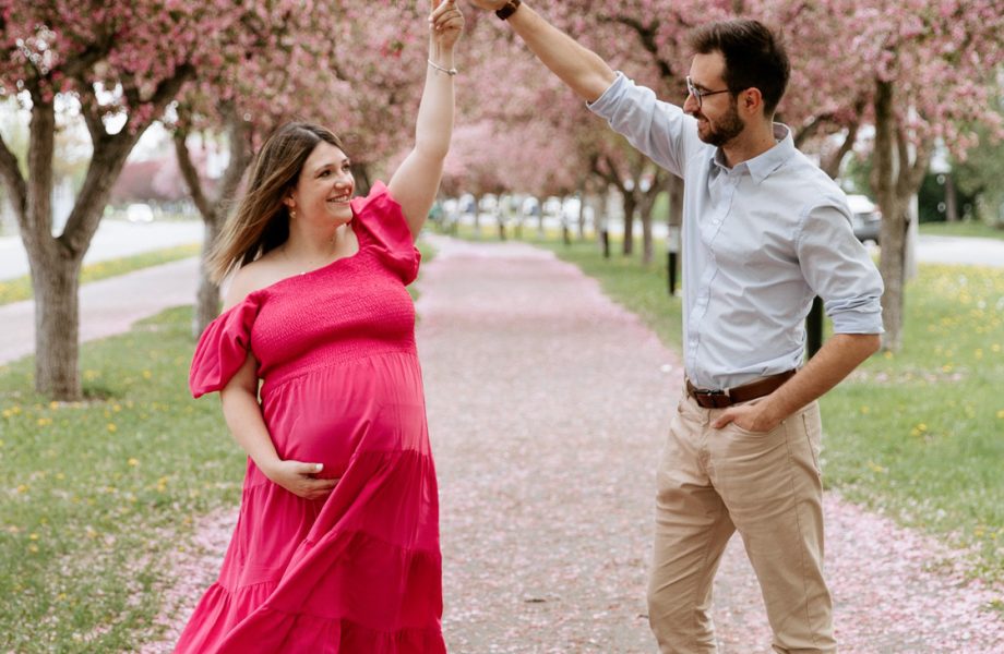 Blossom maternity photos. Apple blossom maternity photos. Photographe à Longueuil. Photos de maternité sur la Rive-Sud. Parc linéaire Desaulniers Longueuil. Longueuil photographer. South Shore maternity photos.