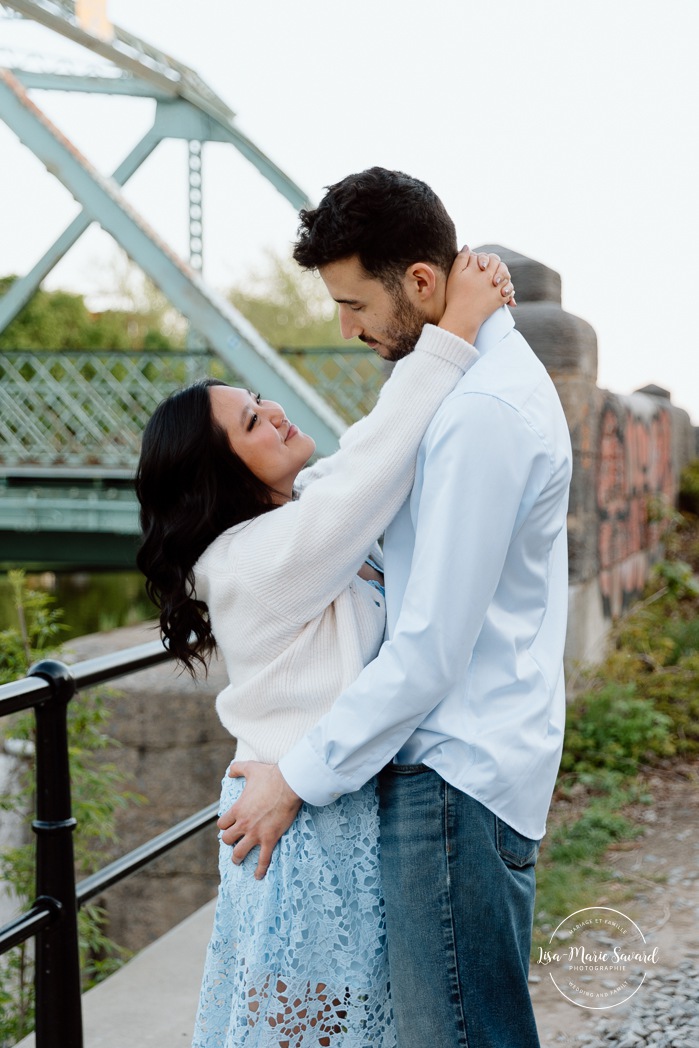 Spring engagement photos. Urban engagement photos. Downtown engagement photos. Portrait de couple à Montréal. Photographe de fiançailles à Montréal. Montreal engagement photos. Montreal engagement photographer. Canal de Lachine Petite Bourgogne.