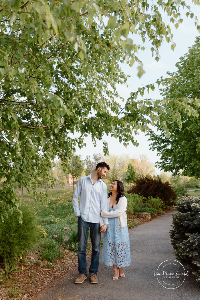 Spring engagement photos. Urban engagement photos. Downtown Montreal engagement photos. Portrait de couple à Montréal. Photographe de fiançailles à Montréal. Montreal engagement photos. Montreal engagement photographer. Parc des Éclusiers Petite Bourgogne.