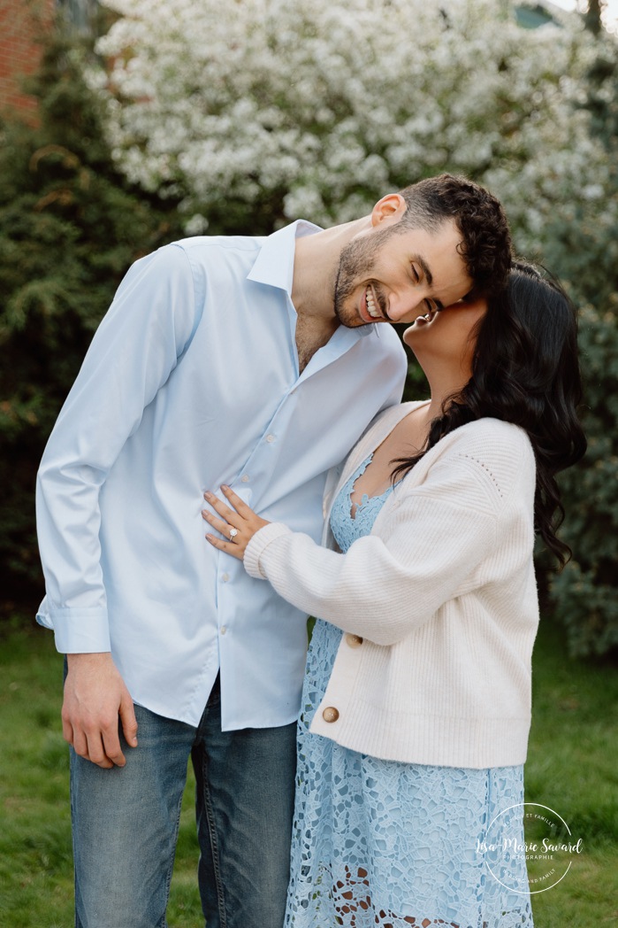 Spring engagement photos. Urban engagement photos. Downtown Montreal engagement photos. Portrait de couple à Montréal. Photographe de fiançailles à Montréal. Montreal engagement photos. Montreal engagement photographer. Parc Stelco Petite Bourgogne.