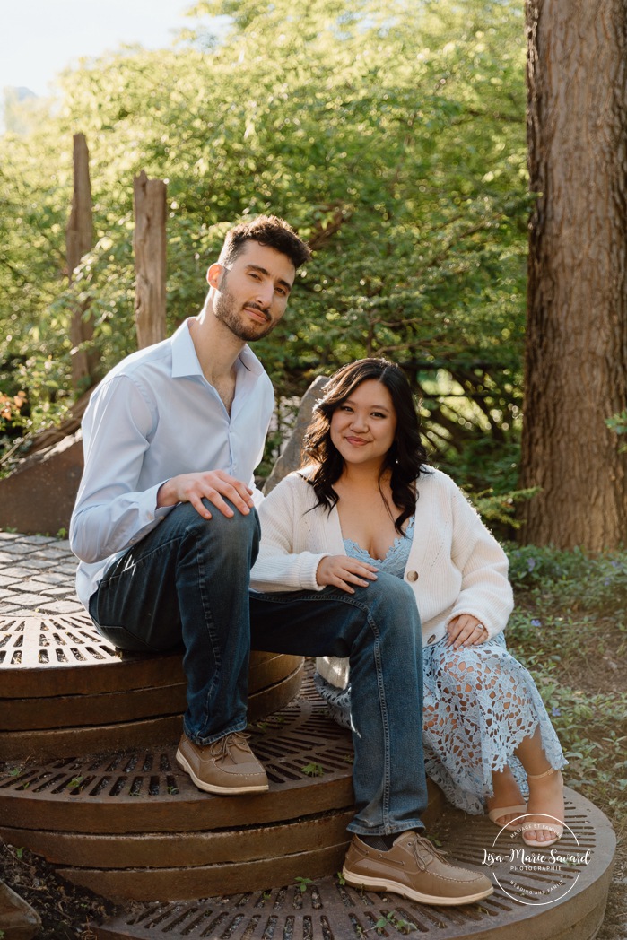 Spring engagement photos. Urban engagement photos. Downtown Montreal engagement photos. Portrait de couple à Montréal. Photographe de fiançailles à Montréal. Montreal engagement photos. Montreal engagement photographer. Parc Stelco Petite Bourgogne.