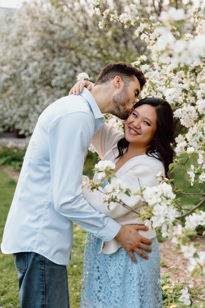 Spring engagement photos. Urban engagement photos. Downtown Montreal engagement photos. Portrait de couple à Montréal. Photographe de fiançailles à Montréal. Montreal engagement photos. Montreal engagement photographer. Parc Stelco Petite Bourgogne.