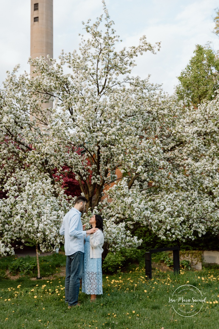 Spring engagement photos. Urban engagement photos. Downtown Montreal engagement photos. Portrait de couple à Montréal. Photographe de fiançailles à Montréal. Montreal engagement photos. Montreal engagement photographer. Parc Stelco Petite Bourgogne.