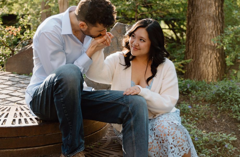 Spring engagement photos. Urban engagement photos. Downtown Montreal engagement photos. Portrait de couple à Montréal. Photographe de fiançailles à Montréal. Montreal engagement photos. Montreal engagement photographer. Parc Stelco Petite Bourgogne.