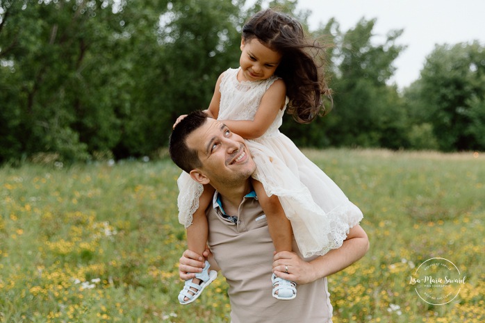 Wild field family photos. Meadow family photos. Mixed maternity photos. Biracial maternity photos. Photographe de famille à Verdun. Photos de famille berges de Verdun. Verdun family photographer. Verdun riverbanks family photos.