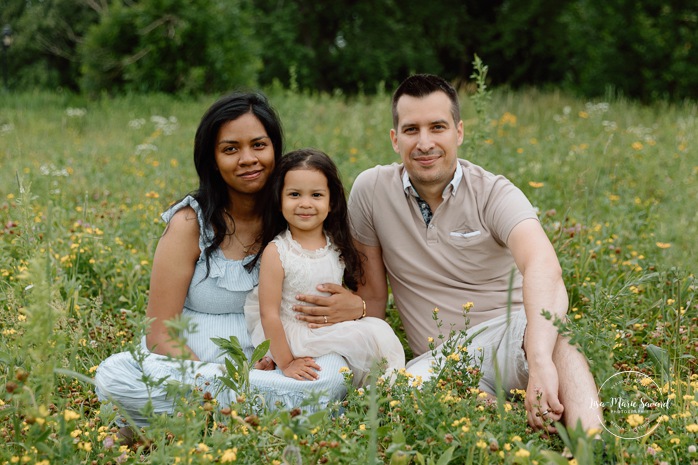 Wild field family photos. Meadow family photos. Mixed maternity photos. Biracial maternity photos. Photographe de famille à Verdun. Photos de famille berges de Verdun. Verdun family photographer. Verdun riverbanks family photos.