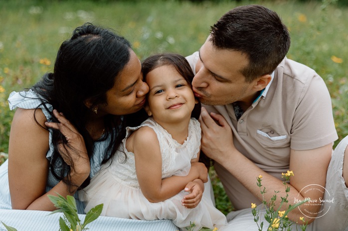 Wild field family photos. Meadow family photos. Mixed maternity photos. Biracial maternity photos. Photographe de famille à Verdun. Photos de famille berges de Verdun. Verdun family photographer. Verdun riverbanks family photos.