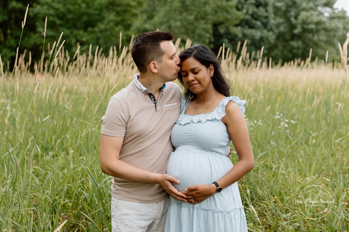 Wild field maternity photos. Meadow maternity photos. Mixed maternity photos. Biracial maternity photos. Photographe de maternité à Verdun. Photos de maternité berges de Verdun. Verdun maternity photographer. Verdun riverbanks maternity photos.