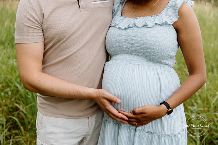 Wild field maternity photos. Meadow maternity photos. Mixed maternity photos. Biracial maternity photos. Photographe de maternité à Verdun. Photos de maternité berges de Verdun. Verdun maternity photographer. Verdun riverbanks maternity photos.