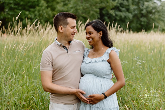 Wild field maternity photos. Meadow maternity photos. Mixed maternity photos. Biracial maternity photos. Photographe de maternité à Verdun. Photos de maternité berges de Verdun. Verdun maternity photographer. Verdun riverbanks maternity photos.