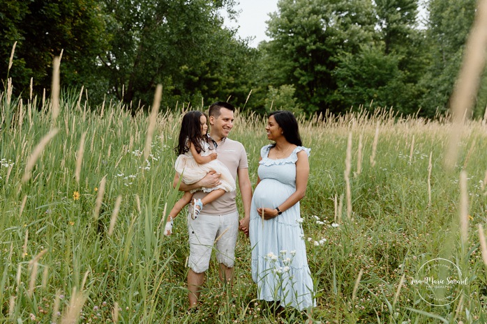 Wild field family photos. Meadow family photos. Mixed maternity photos. Biracial maternity photos. Photographe de famille à Verdun. Photos de famille berges de Verdun. Verdun family photographer. Verdun riverbanks family photos.