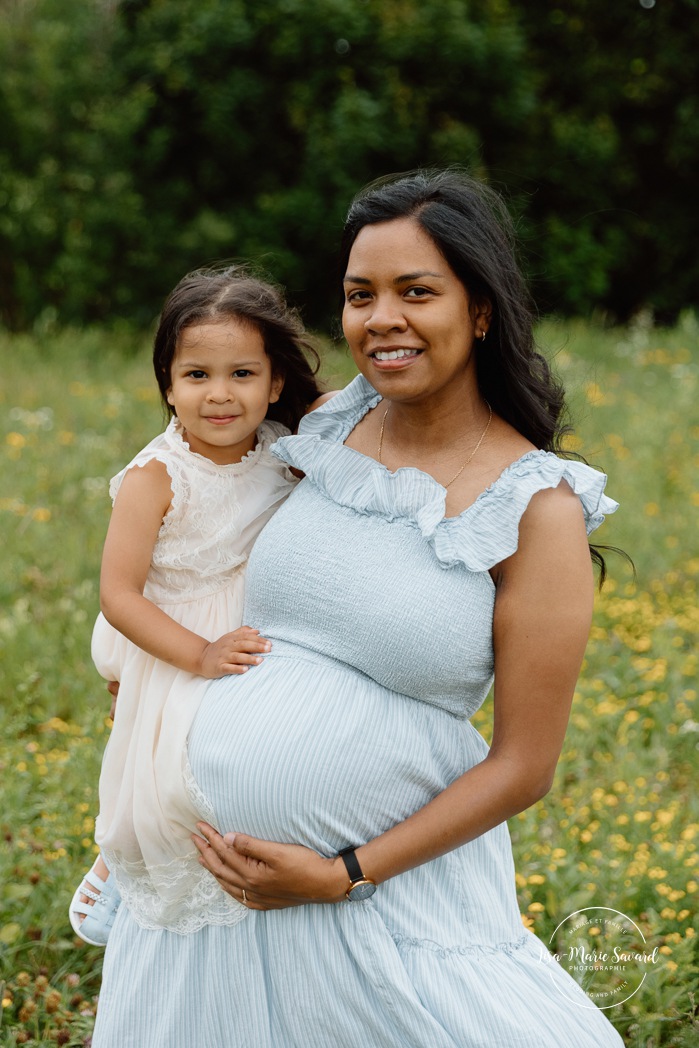 Wild field family photos. Meadow family photos. Mixed maternity photos. Biracial maternity photos. Photographe de famille à Verdun. Photos de famille berges de Verdun. Verdun family photographer. Verdun riverbanks family photos.