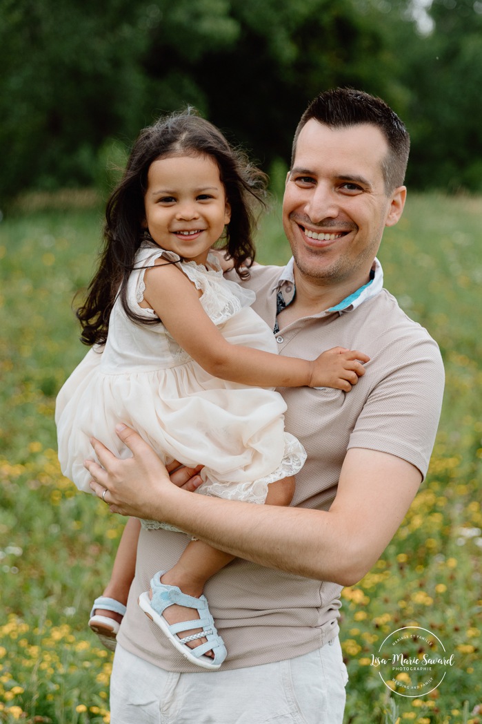 Wild field family photos. Meadow family photos. Mixed maternity photos. Biracial maternity photos. Photographe de famille à Verdun. Photos de famille berges de Verdun. Verdun family photographer. Verdun riverbanks family photos.