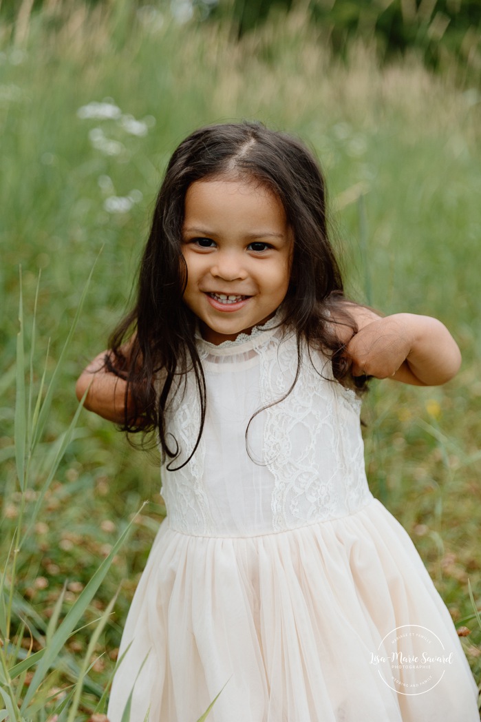 Wild field family photos. Meadow family photos. Mixed maternity photos. Biracial maternity photos. Photographe de famille à Verdun. Photos de famille berges de Verdun. Verdun family photographer. Verdun riverbanks family photos.