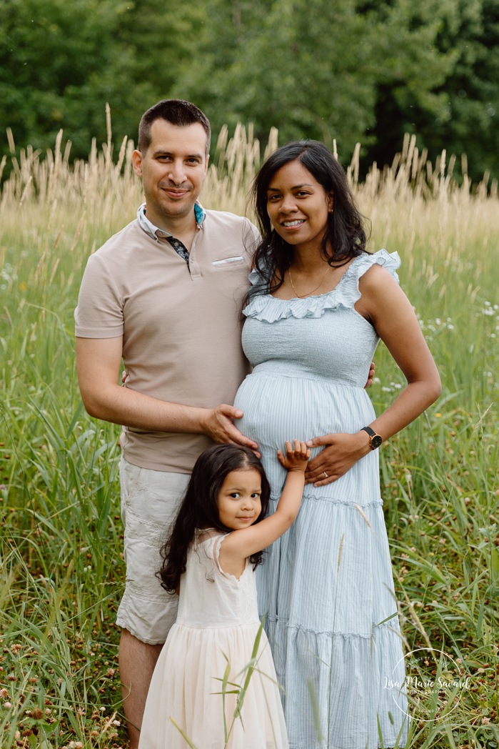 Wild field family photos. Meadow family photos. Mixed maternity photos. Biracial maternity photos. Photographe de famille à Verdun. Photos de famille berges de Verdun. Verdun family photographer. Verdun riverbanks family photos.