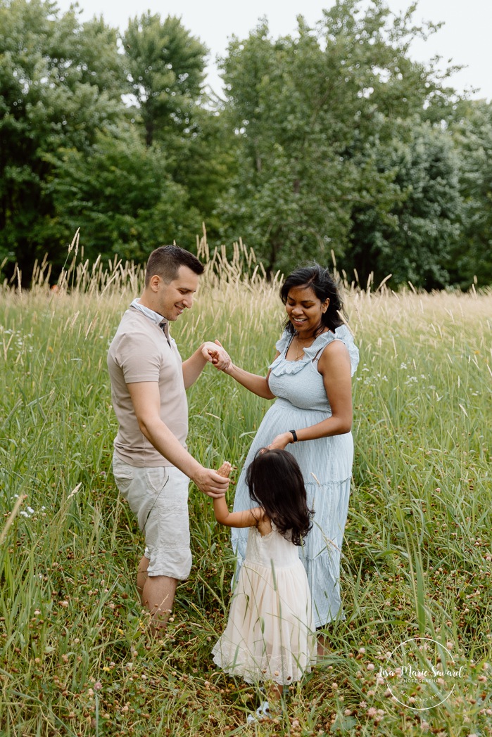 Wild field family photos. Meadow family photos. Mixed maternity photos. Biracial maternity photos. Photographe de famille à Verdun. Photos de famille berges de Verdun. Verdun family photographer. Verdun riverbanks family photos.