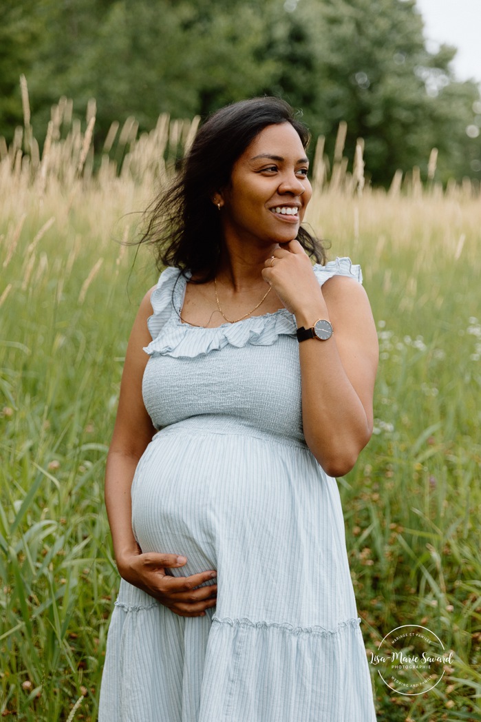 Wild field maternity photos. Meadow maternity photos. Mixed maternity photos. Biracial maternity photos. Photographe de maternité à Verdun. Photos de maternité berges de Verdun. Verdun maternity photographer. Verdun riverbanks maternity photos.