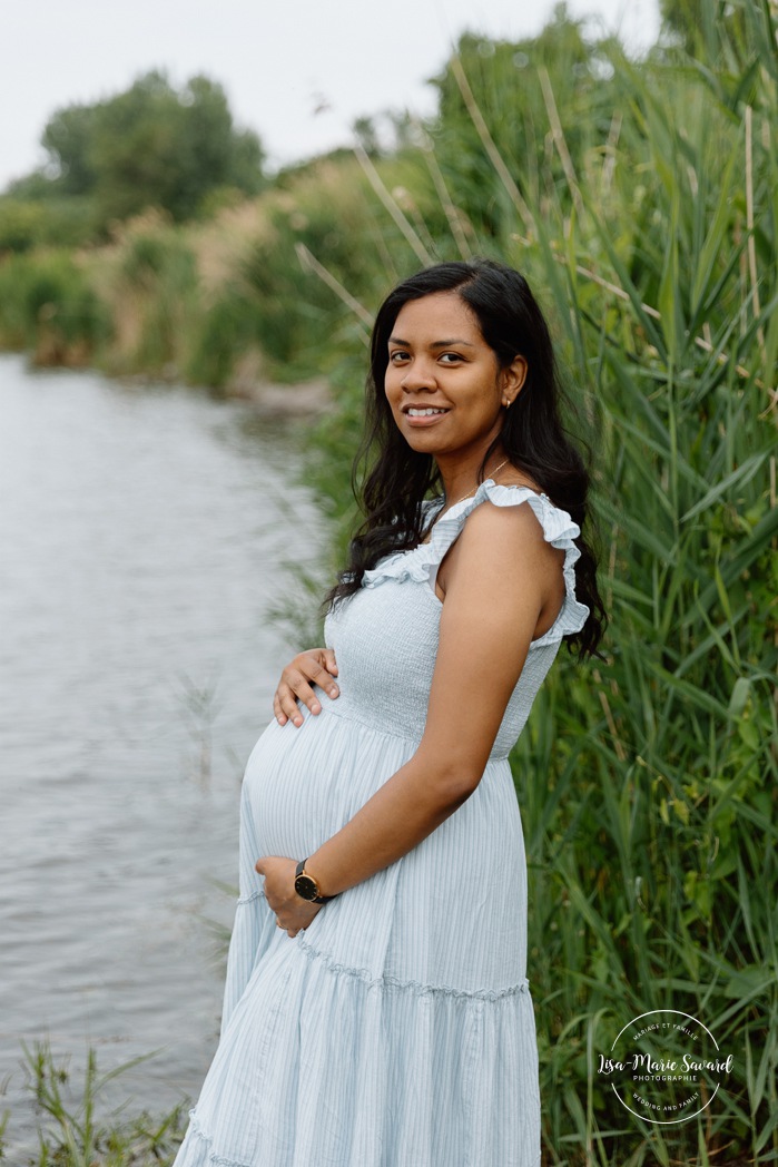 Wild field maternity photos. Meadow maternity photos. Mixed maternity photos. Biracial maternity photos. Photographe de maternité à Verdun. Photos de maternité berges de Verdun. Verdun maternity photographer. Verdun riverbanks maternity photos.