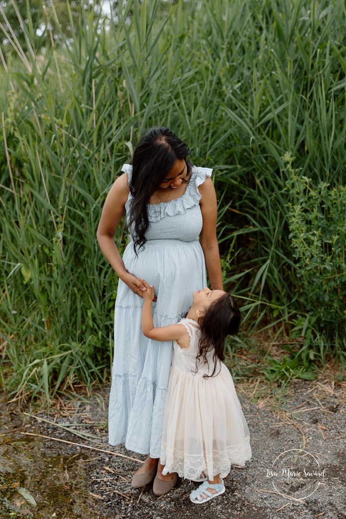 Wild field maternity photos. Meadow maternity photos. Mixed maternity photos. Biracial maternity photos. Photographe de maternité à Verdun. Photos de maternité berges de Verdun. Verdun maternity photographer. Verdun riverbanks maternity photos.