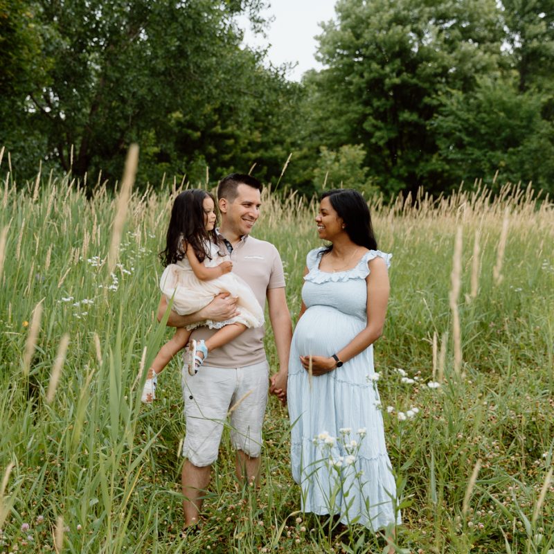 Wild field family photos. Meadow family photos. Mixed maternity photos. Biracial maternity photos. Photographe de famille à Verdun. Photos de famille berges de Verdun. Verdun family photographer. Verdun riverbanks family photos.