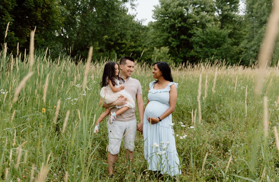 Wild field family photos. Meadow family photos. Mixed maternity photos. Biracial maternity photos. Photographe de famille à Verdun. Photos de famille berges de Verdun. Verdun family photographer. Verdun riverbanks family photos.