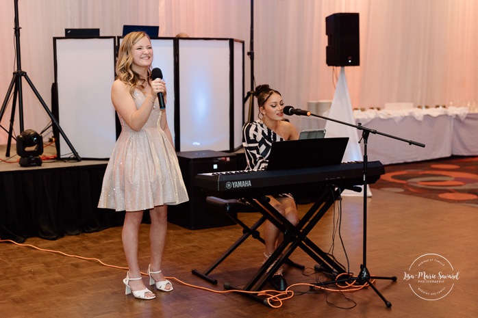 Bride's daughters singing at the wedding reception. Mariage centre de congrès Palace Laval. Mariage à Laval. Palace convention centre wedding. Laval wedding photographer.