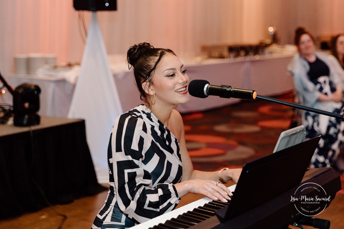 Bride's daughters singing at the wedding reception. Mariage centre de congrès Palace Laval. Mariage à Laval. Palace convention centre wedding. Laval wedding photographer.