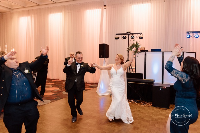 Wedding reception in ballroom. Mariage centre de congrès Palace Laval. Mariage à Laval. Palace convention centre wedding. Laval wedding photographer.