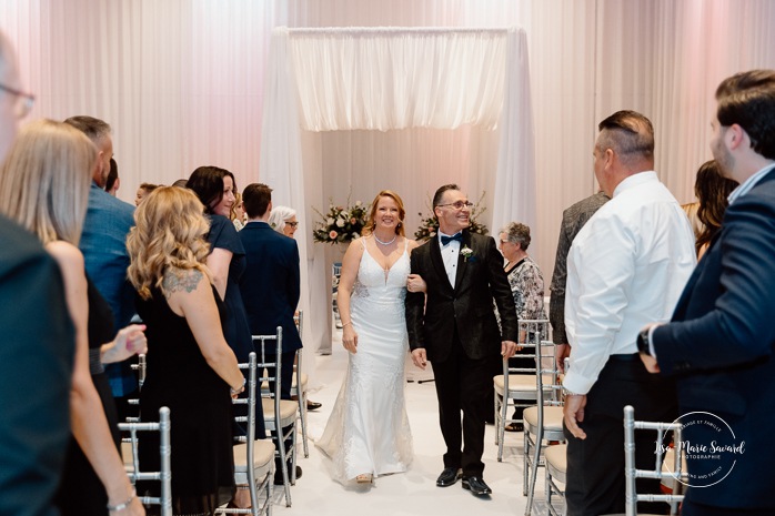 Wedding ceremony in dark reception hall. Mariage centre de congrès Palace Laval. Mariage à Laval. Palace convention centre wedding. Laval wedding photographer.