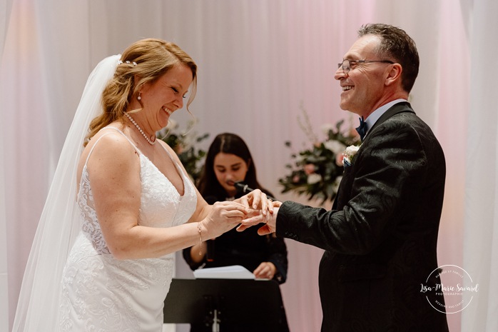 Wedding ceremony in dark reception hall. Mariage centre de congrès Palace Laval. Mariage à Laval. Palace convention centre wedding. Laval wedding photographer.