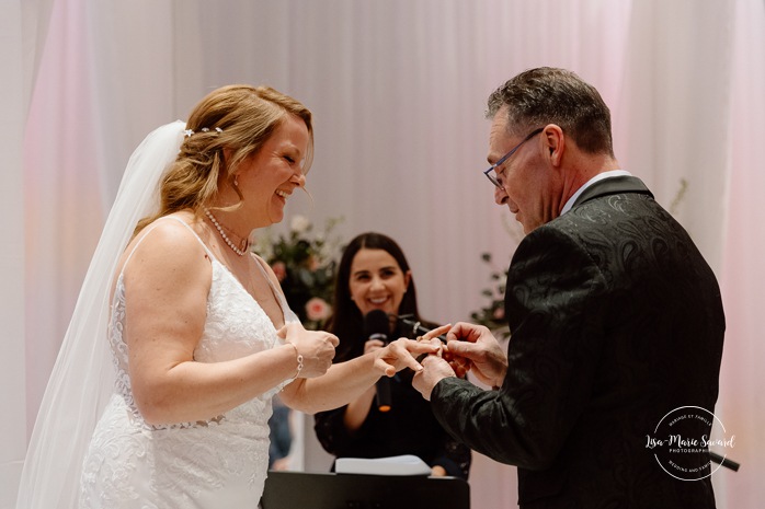 Wedding ceremony in dark reception hall. Mariage centre de congrès Palace Laval. Mariage à Laval. Palace convention centre wedding. Laval wedding photographer.