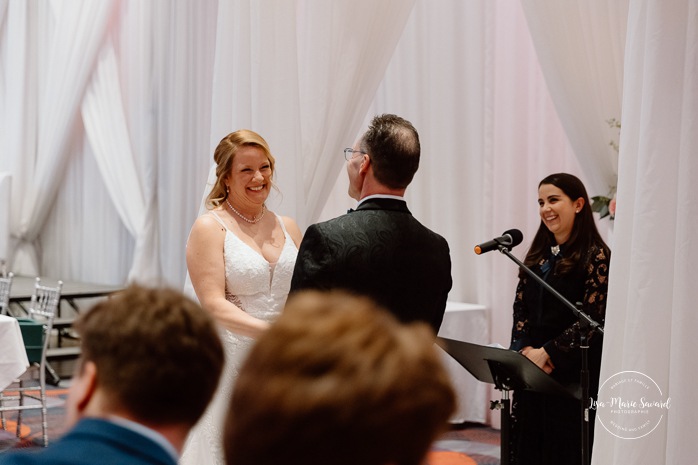 Wedding ceremony in dark reception hall. Mariage centre de congrès Palace Laval. Mariage à Laval. Palace convention centre wedding. Laval wedding photographer.