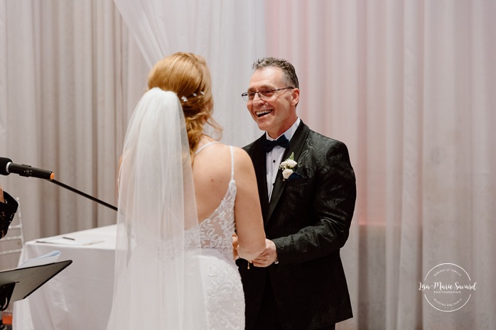 Wedding ceremony in dark reception hall. Mariage centre de congrès Palace Laval. Mariage à Laval. Palace convention centre wedding. Laval wedding photographer.