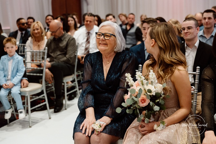 Wedding ceremony in dark reception hall. Mariage centre de congrès Palace Laval. Mariage à Laval. Palace convention centre wedding. Laval wedding photographer.