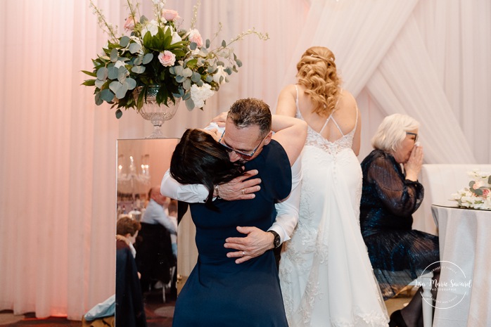 Wedding toast to the newlyweds. Wedding reception in ballroom. Mariage centre de congrès Palace Laval. Mariage à Laval. Palace convention centre wedding. Laval wedding photographer.