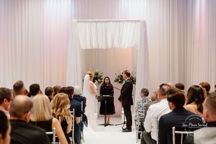 Wedding ceremony in dark reception hall. Mariage centre de congrès Palace Laval. Mariage à Laval. Palace convention centre wedding. Laval wedding photographer.