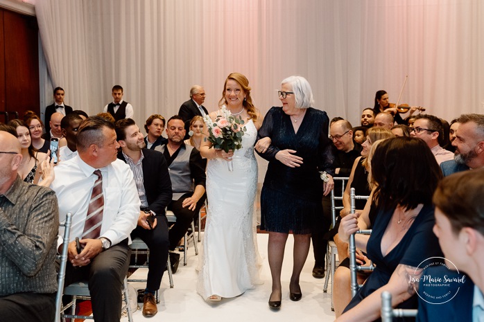 Wedding ceremony in dark reception hall. Mariage centre de congrès Palace Laval. Mariage à Laval. Palace convention centre wedding. Laval wedding photographer.