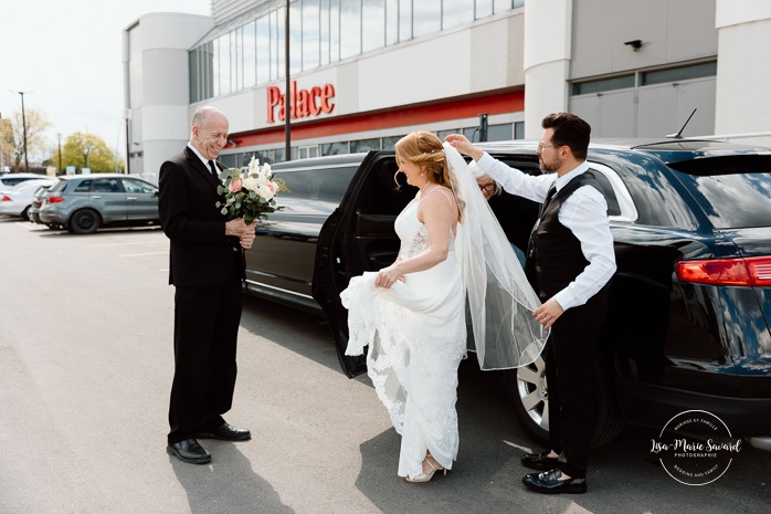 Bride exiting limousine with bridal party. Mariage centre de congrès Palace Laval. Mariage à Laval. Palace convention centre wedding. Laval wedding photographer.