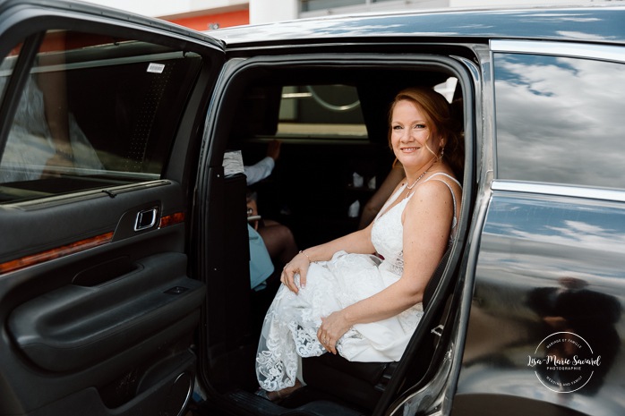 Bride exiting limousine with bridal party. Mariage centre de congrès Palace Laval. Mariage à Laval. Palace convention centre wedding. Laval wedding photographer.