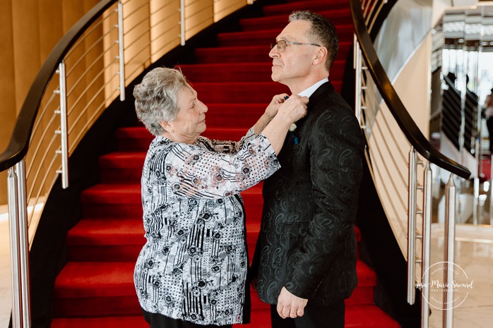 Groom getting ready with mother. Mariage centre de congrès Palace Laval. Mariage à Laval. Palace convention centre wedding. Laval wedding photographer.