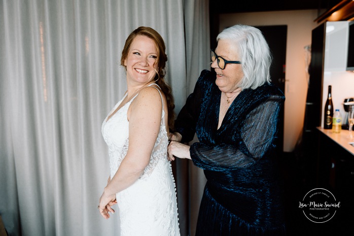 Bride getting ready with bridesmaids in hotel room. Mariage Grand Times Hotel Laval. Mariage à Laval. Laval Grand Times Hotel wedding. Laval wedding photographer.