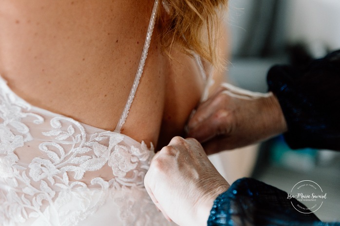 Bride getting ready with bridesmaids in hotel room. Mariage Grand Times Hotel Laval. Mariage à Laval. Laval Grand Times Hotel wedding. Laval wedding photographer.