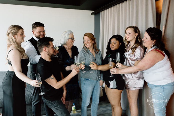 Bride getting ready with bridesmaids in hotel room. Mariage Grand Times Hotel Laval. Mariage à Laval. Laval Grand Times Hotel wedding. Laval wedding photographer.