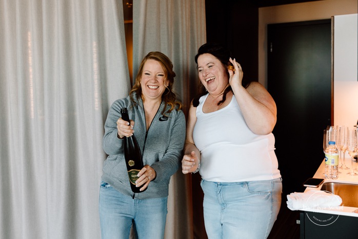 Bride getting ready with bridesmaids in hotel room. Mariage Grand Times Hotel Laval. Mariage à Laval. Laval Grand Times Hotel wedding. Laval wedding photographer.