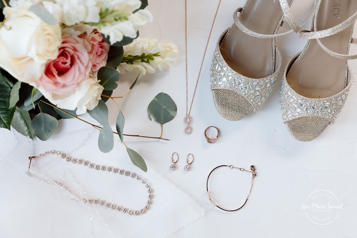 Wedding flat lay. Mariage Grand Times Hotel Laval. Mariage à Laval. Laval Grand Times Hotel wedding. Laval wedding photographer.