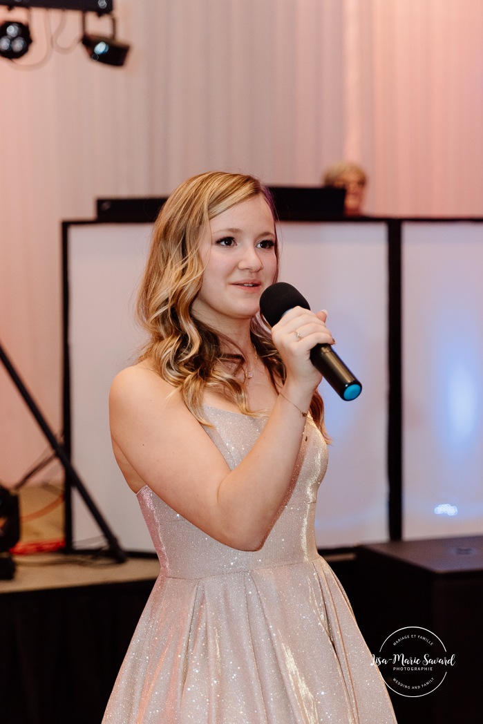 Bride's daughters singing at the wedding reception. Mariage centre de congrès Palace Laval. Mariage à Laval. Palace convention centre wedding. Laval wedding photographer.