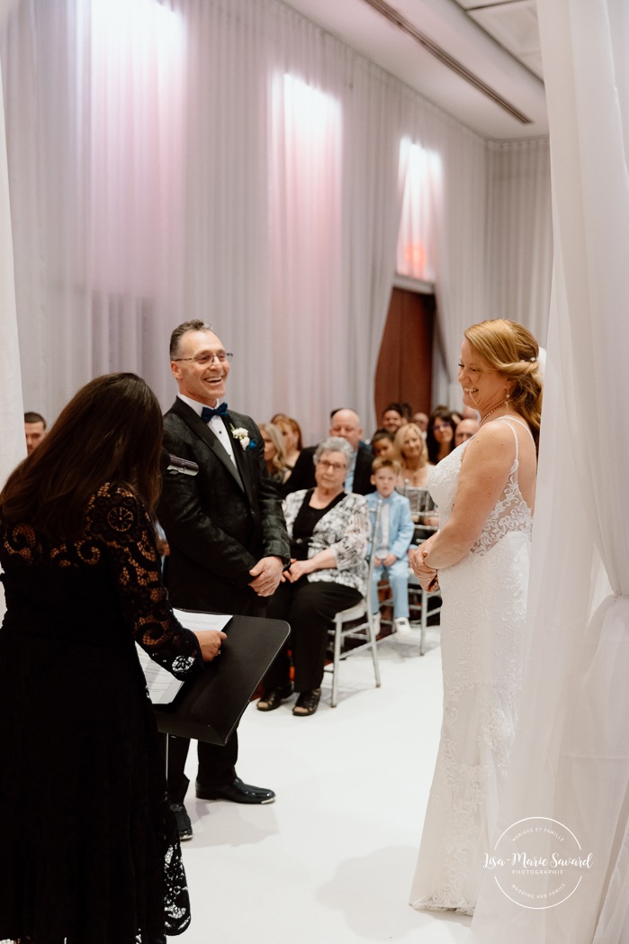 Wedding ceremony in dark reception hall. Mariage centre de congrès Palace Laval. Mariage à Laval. Palace convention centre wedding. Laval wedding photographer.